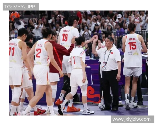 中国女篮备战波黑宫鲁鸣亲自指导张子宇提升技艺 中国女篮备战波黑宫鲁鸣亲自指导张子宇提升技艺