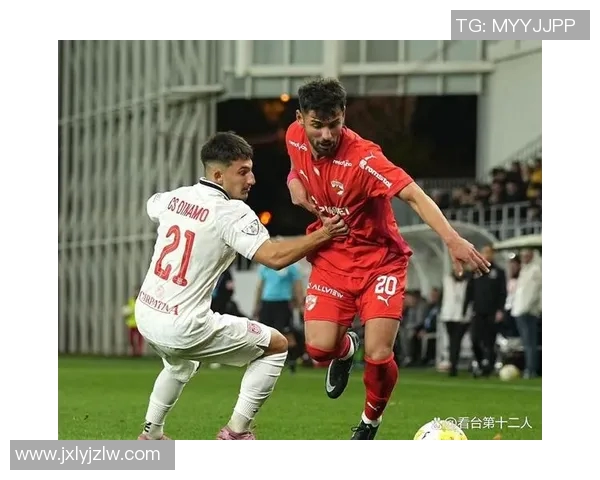 迪纳摩与雷恩的激烈对决揭示足球战术的博弈与激情碰撞