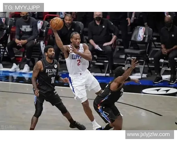 尼克斯与篮网激战正酣双方球星争夺季后赛席位的关键对决 尼克斯与篮网激战正酣双方球星争夺季后赛席位的关键对决